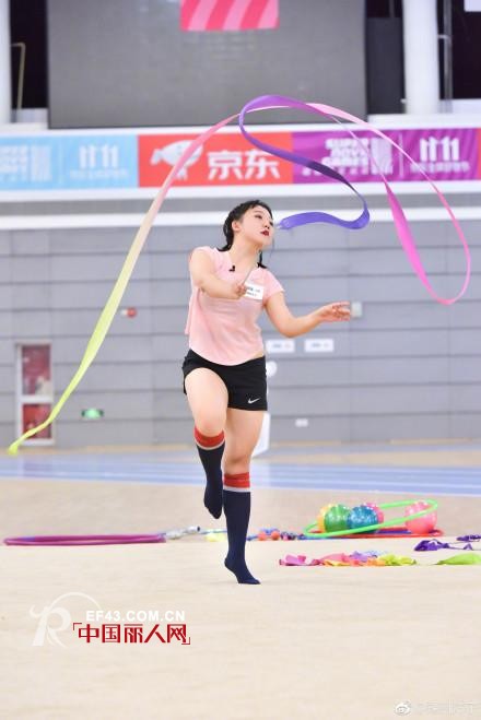 è¶…æ–°æ˜Ÿè¿åŠ¨ä¼šè¾£ç›®æ´‹å­è·³ä½“æ“ç«äº† å¾®èƒ–å¥³ç”Ÿç©¿å¡ä½©è¯ºå¥³è£…ä¹Ÿæ˜¯ç¾Žç¾Žå“’