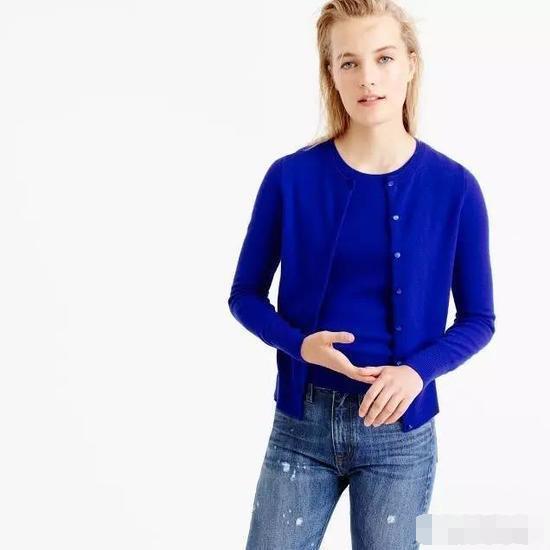 Who says cashmere sweaters must be old-fashioned? These cashmere sweaters are the must-haves in fashionable girls' cupboards.