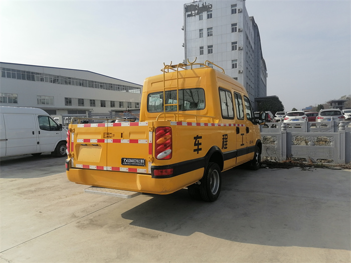 Highway rescue vehicle_new 9-seater engineering vehicle_iveco 9-seater with bucket-new Wolfson electric rescue vehicle