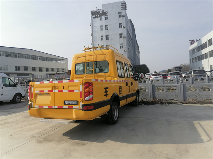 Highway emergency support vehicle_special engineering_iveco 9-seater with bucket-new Wolfson electric emergency vehicle