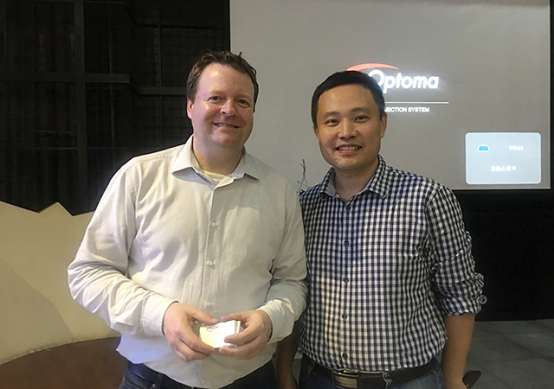 Scott Kepron (left), Global Business Development Director, Alexa, Amazon, Amazon, and Liu Wei, the founder and CTO of the Wisdom Cloud (right)