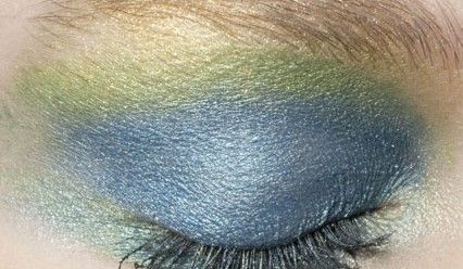 Blue spotted eye makeup