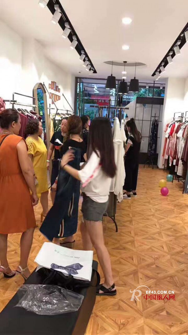 çƒ­çƒˆç¥è´ºåŽŸåˆ›è®¾è®¡å¸ˆä¸»æå¥³è£…å“ç‰Œä¸´æ²§åº—ç››å¤§å¼€ä¸š