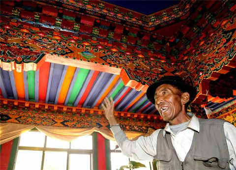 The living room of the Red House is carved and painted, and the workmanship is exquisite. It is a typical Tibetan decoration. Fire inflammation