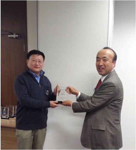 RENESAS Greater China CEO (first right) presents the award to Shiqiang Marketing Director (first from left)