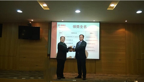 The picture shows the chairman of Tongzhi Electronics, Chen Xinzhong (first from left), who presented the award to Luo Henghui (second from left), manager of Shiqiang Automotive Electronics Division.