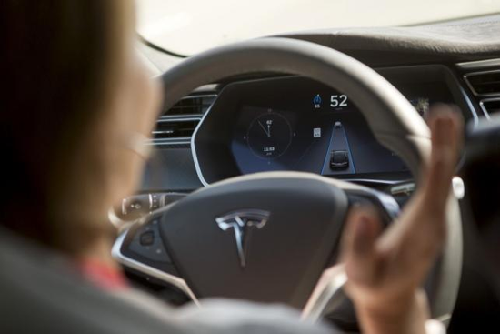 Tesla introduces an automatic driving system, but does not recommend "hands free" driving