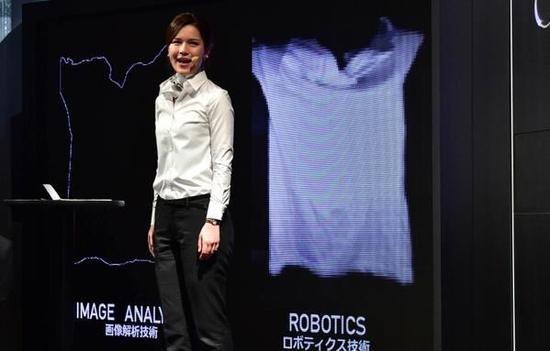 The world's first fully automatic clothing folding robot
