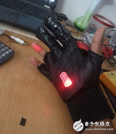 Nothing strange! Gloves can also be DIY into a wearable mouse