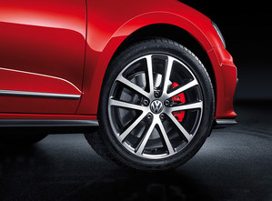 The new Sagitar GLI still offers 17-inch double-five-spoke wrought-iron alloy wheels, and an exclusive 18-inch Y-shaped aluminum alloy wheel. For the tires, the former is Goodyear's 225/45 R17 and the latter is from Dunlop, with a specification of 225/40 R18.