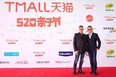 èŠ­æ¯”çè—ç³»åˆ—é¦–å¸­è®¾è®¡å¸ˆRobert Bestï¼ˆå·¦ï¼‰å’Œç¾Žæ³°å¤§ä¸­åŽåŒºè®¾è®¡å‰¯æ€»è£Ted Chiuï¼ˆå³ï¼‰