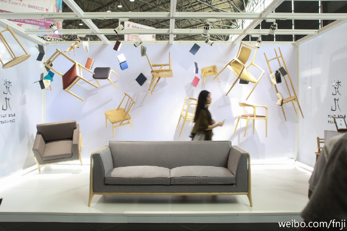 At China International Furniture Fair, Van Gogh puts the new chair on the top beam