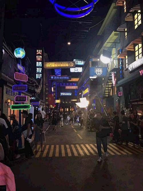 In the "Mars Intelligence Agency 3", Youku and Galaxy Entertainment have created a real street with Mars elements. At the press conference, Liu Weiâ€™s proposal was taken as an opportunity to publicize a Mars â€œreal scene streetâ€. On this Mars street, itâ€™s as big as â€œGalaxy Cinemaâ€, and itâ€™s as early as â€œspecial special foodâ€. Nearly 100 stores, covering all aspects of clothing, food and shelter, and wearing a strong "Mars" atmosphere from the name to the decorative style. On the day of the press conference, the media was given a thousand pieces of "Mars Star" to experience the snacks on "Mars Street". Like the old streets of Hong Kong's Kowloon City, which are full of colorful colors, it sells Mars featured products, such as " The crayfish of Mars Devil's Shrimp.