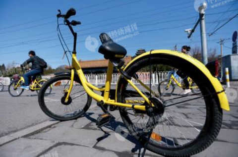 P47-3 Jingshan Qianjie between Jingshan and the Forbidden City, parked a shared bicycle with a damaged seat.