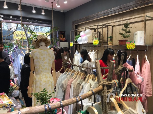 æ­å–œæ­å–œ å¥³å­å‰è‰²åˆä¸€å®¶æ–°åº—æ­£å¼å¼€ä¸š