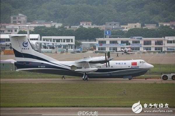 Two domestic heavy aircraft will be unveiled for the first time tomorrow at Zhuhai Air Show