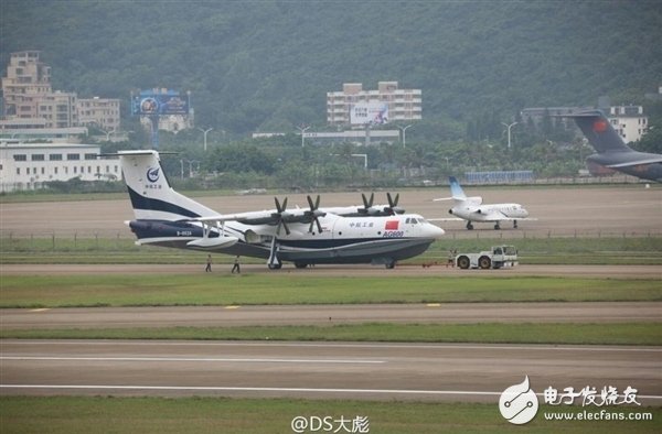 Two domestic heavy aircraft will be unveiled for the first time tomorrow at Zhuhai Air Show