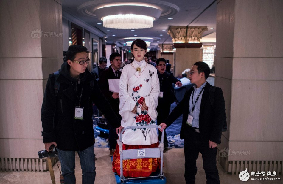 China's first experience interactive robot! A Hanfu appearance: "I am single"