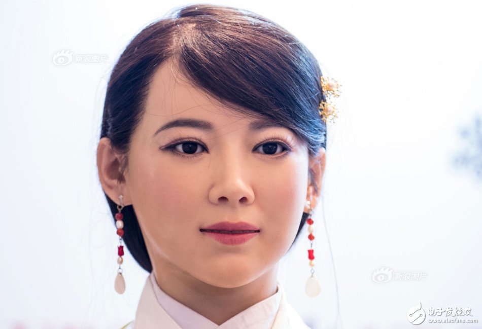 China's first experience interactive robot! A Hanfu appearance: "I am single"