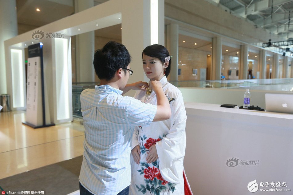 China's first experience interactive robot! A Hanfu appearance: "I am single"