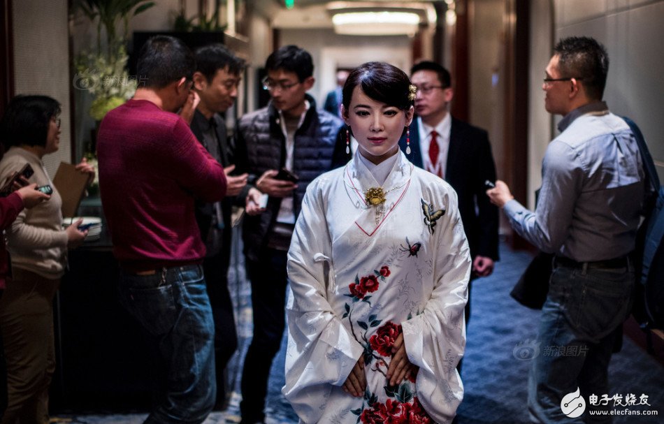 China's first experience interactive robot! A Hanfu appearance: "I am single"