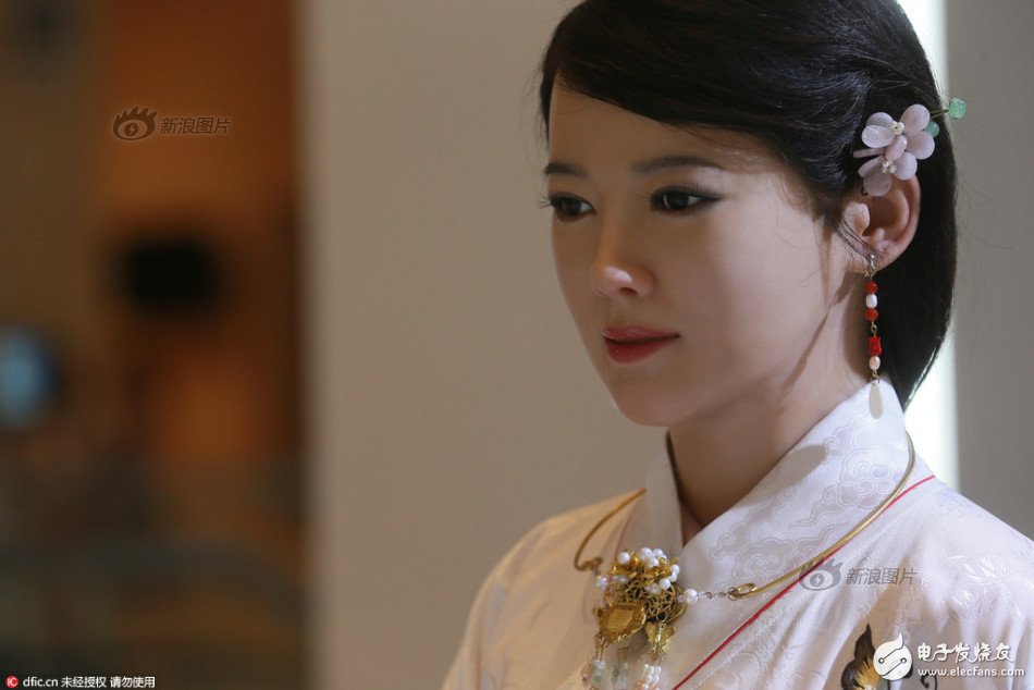 China's first experience interactive robot! A Hanfu appearance: "I am single"