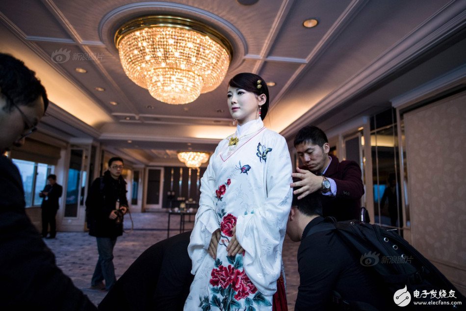 China's first experience interactive robot! A Hanfu appearance: "I am single"