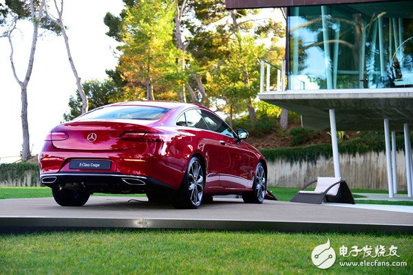 Please pay attention to the control of the value of the color, this Mercedes-Benz E Coupe will evoke your desire to change!