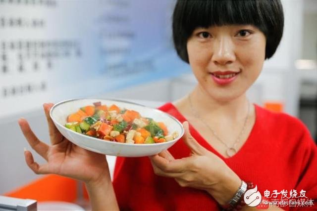 Shenzhen showcases cooking robots: it takes only 3 minutes to fry hot and sour potato