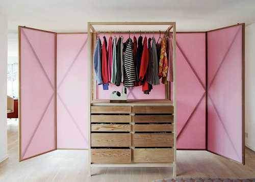 Cloakroom OUT! This wardrobe with its own screen function is domineering