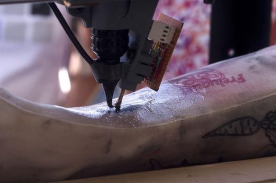 Meat hurts! Foreigner uses a 3D printer to make a tattoo, 1 second and 150 stitches