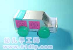 6. Put the mineral water bottle cap under the box as a wheel, and the prototype of the car will come out.