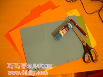 1. Materials and tools: Find 2 pieces of colored paper and a utility knife. Other drawings are prepared for your hobby.