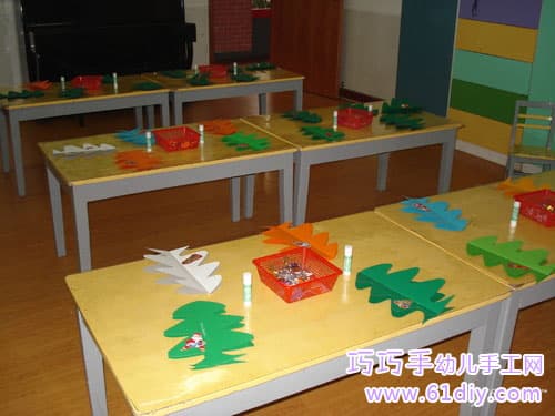 Children making christmas tree