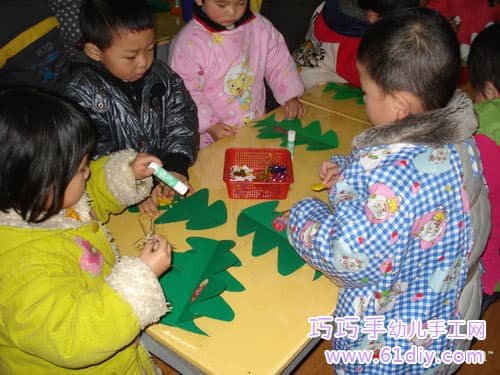 Children making christmas tree