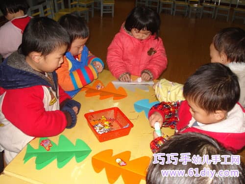 Children making christmas tree