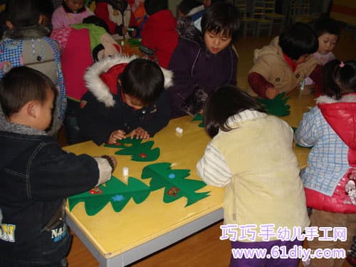 Children making christmas tree