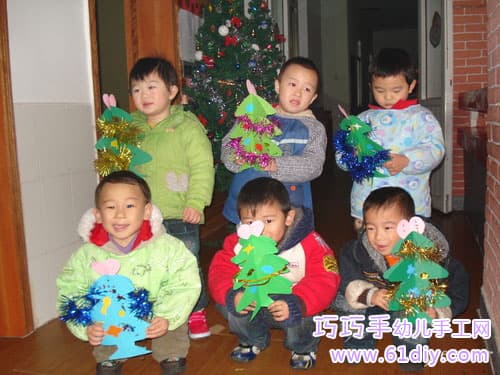 Children making christmas tree