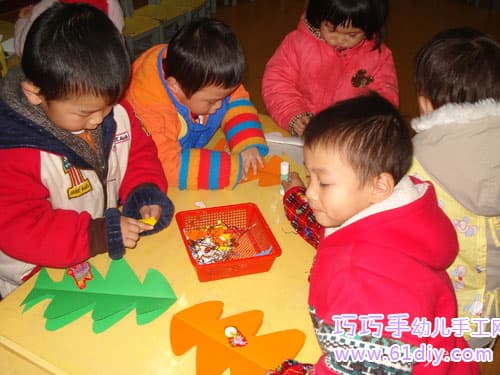 Children making christmas tree