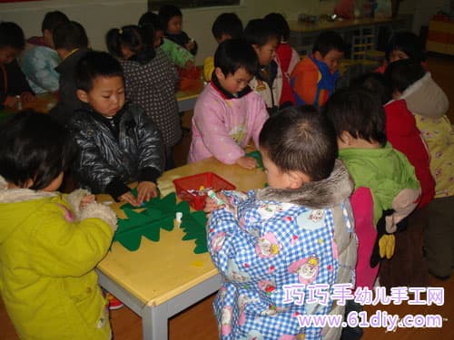 Children making christmas tree