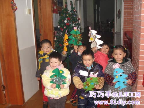 Children making christmas tree