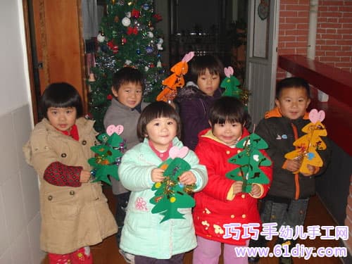 Children making christmas tree