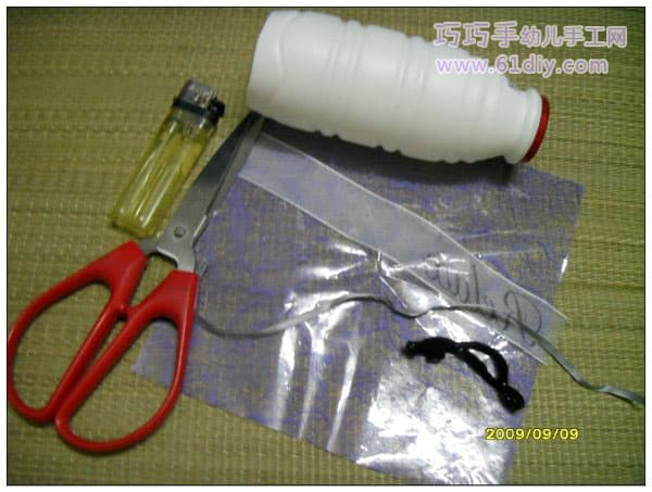 Prepared materials: one empty bottle, one lighter, one scissors, one rubber band, one ribbon (one ribbon, one colored paper).