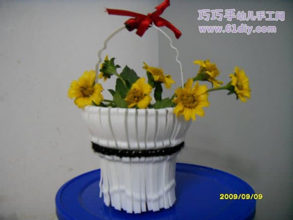 Finally, decorate the flower basket, tie the ribbon, put on the wrapping paper, and of course, the little flowers!