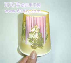 2. Fold the paper cup and the cut straw is glued to the paper cup as shown.