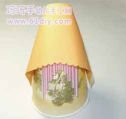 4. Stick the cut paper to the cup to make a hat.