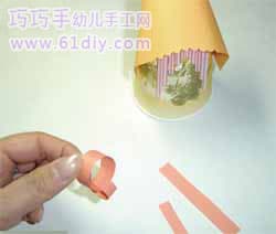 5. Cut the colored paper into strips, then stick them into circles, and set them as big and small as two layers.