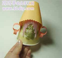 6. Apply the loops of the phase to the sides of the paper cup.