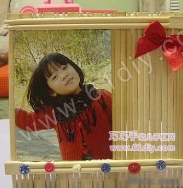 Disposable chopsticks to make photo frames