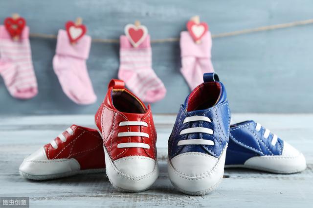If these three situations occur, it means that the baby's shoes are small, and the shoes should be replaced by the bigger ones.